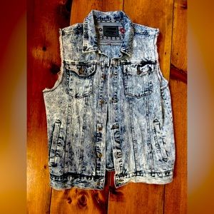 Fun, vintage-looking men’s XL acid washed vest!